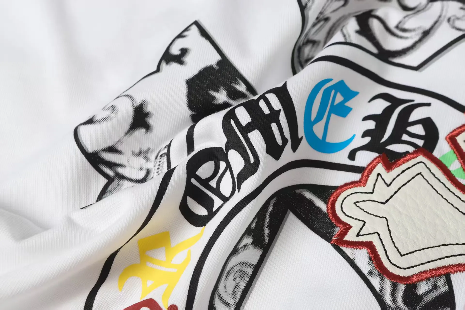 P180 Chrome Hearts* Chrome Hearts are made of 320g double yarn fabric, 1*1 Solona rib, imported digital front and rear white ink direct injection + laser embroidery, hand-nailed hardware accessories, loose version, same style for men and women. Color: Black White Size: XS S M L